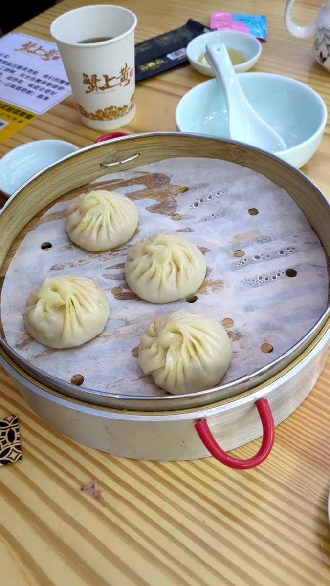 熱騰騰的小籠包，咬下去小心湯汁。