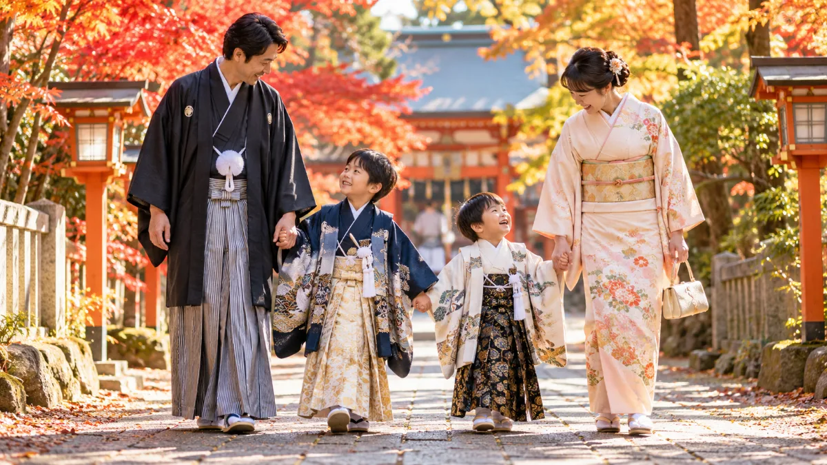 秋の神社の参道を歩く和装の3歳と5歳の男の子と家族