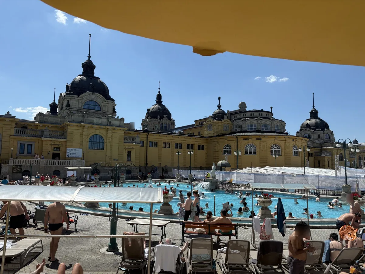 塞切尼溫泉（Széchenyi gyógyfürdő）的戶外池，四周是黃色的新巴洛克式建築。