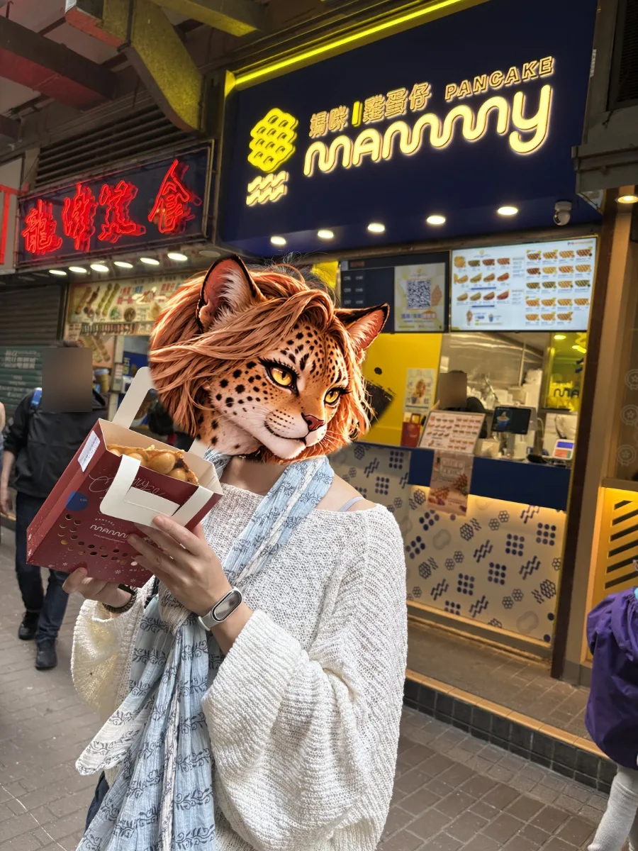 灣仔軒尼詩道上的「媽咪雞蛋仔 Mammy Pancake」,剛出爐的雞蛋仔裝在紙盒裡,邊走邊吃。
