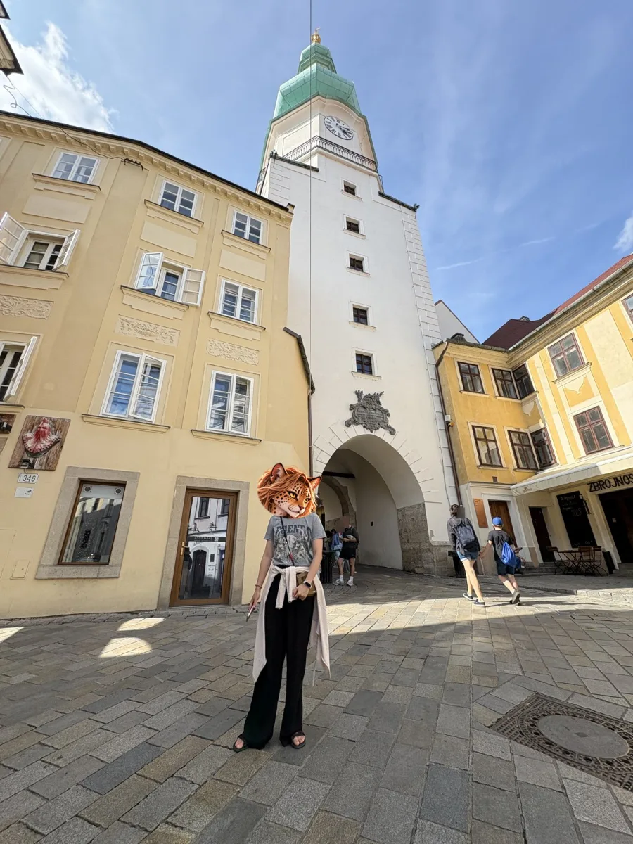 米迦勒門(Michalská brána)的綠色尖頂鐘樓,是老城唯一保留下來的中世紀城門。