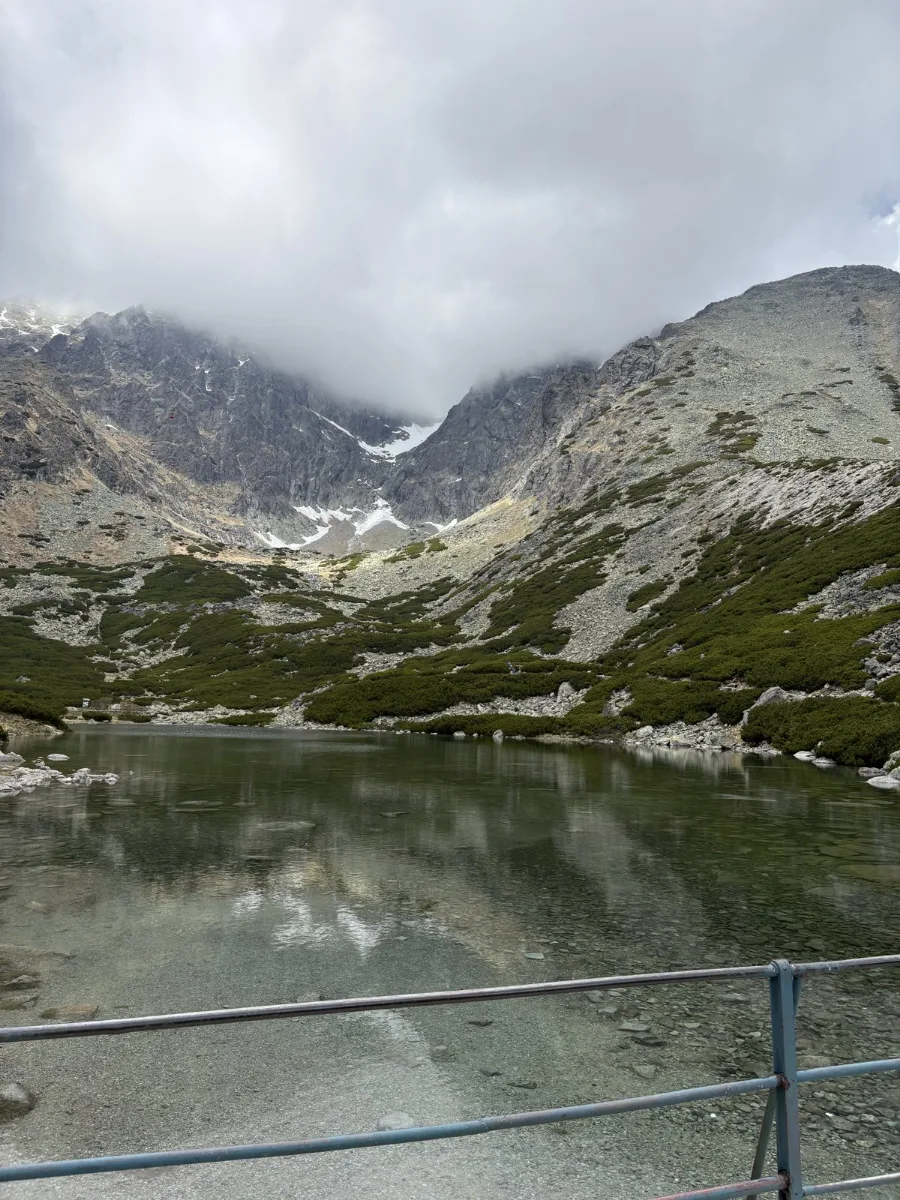 斯卡爾納特湖與背後的岩壁,雲霧籠罩著山頂。