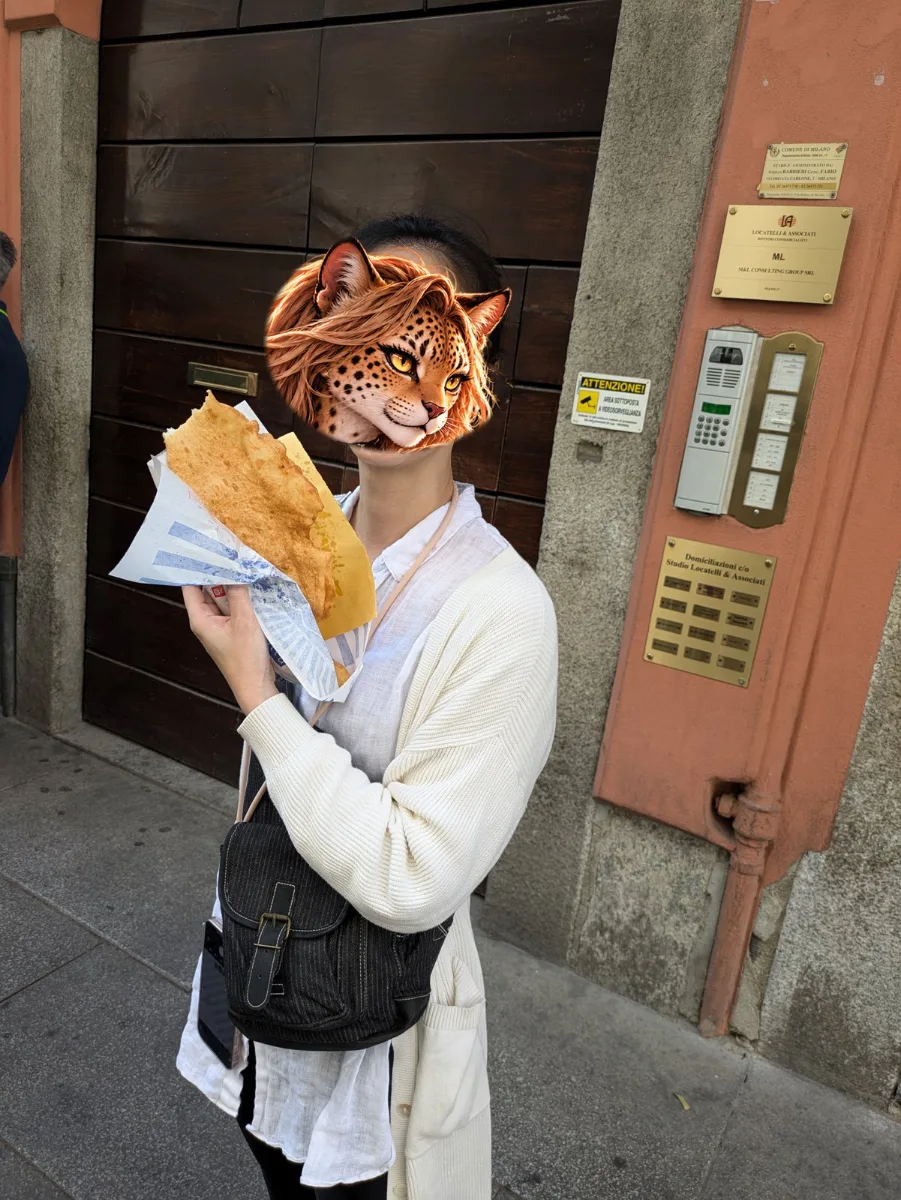 教堂附近排隊買到的炸餡餅,外皮酥脆、燙口。