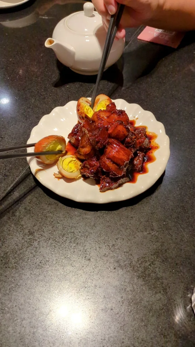 在「上海姥姥」點的紅燒肉，濃油赤醬是本幫菜的招牌。