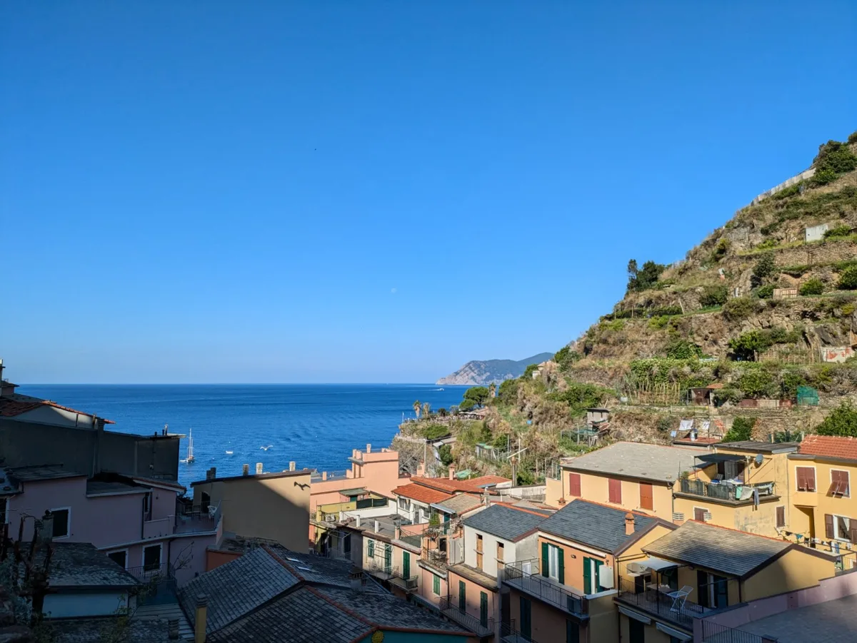 馬納羅拉（Manarola）的山坡與地中海。