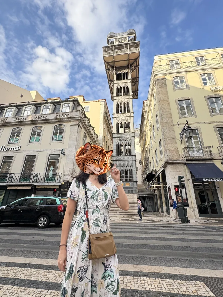 聖塔胡斯塔升降機(Elevador de Santa Justa),鑄鐵哥德風的高塔夾在下城的建築之間。