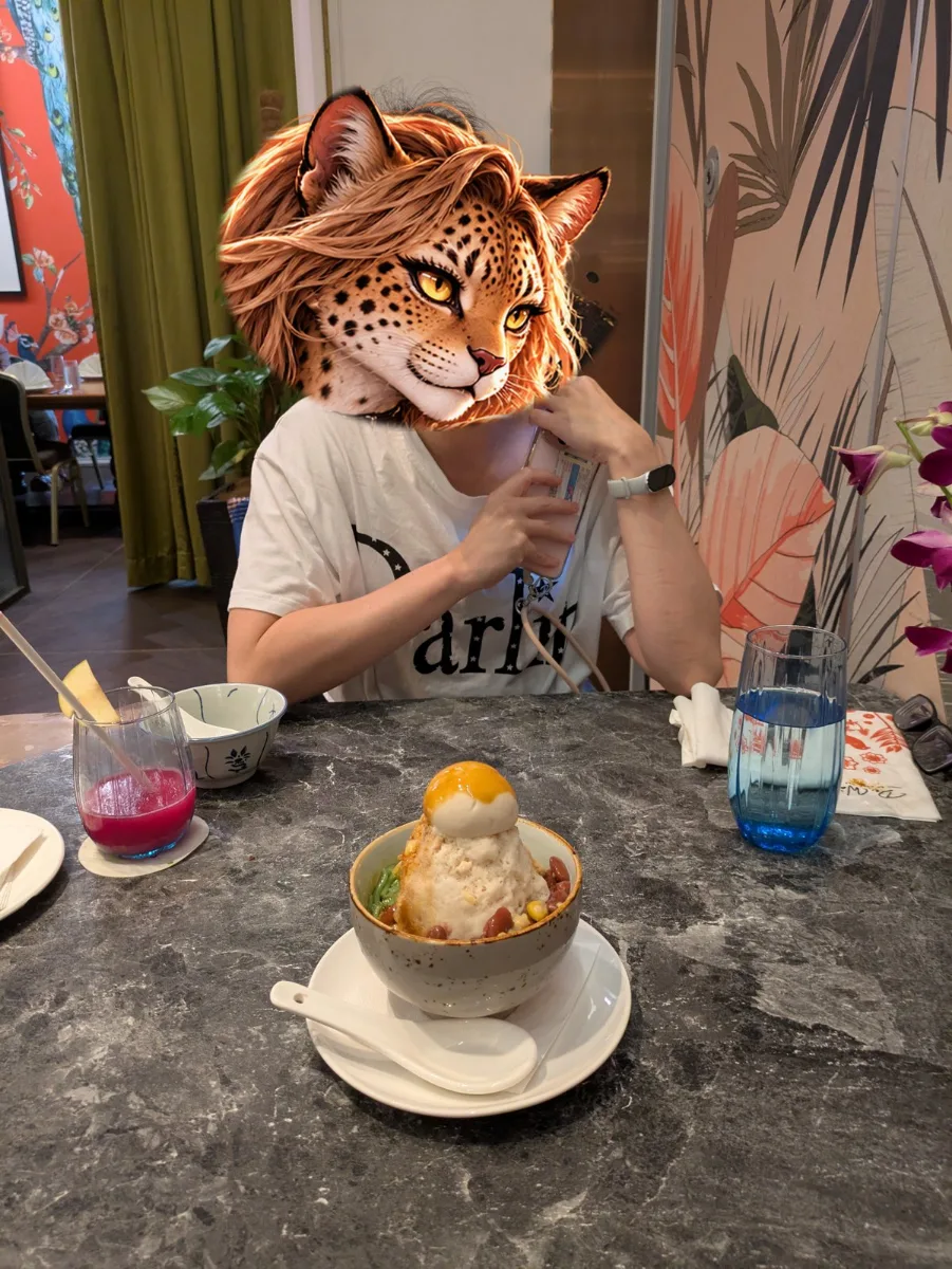 飯後的冰品甜點，上面放著一球橘色的配料。