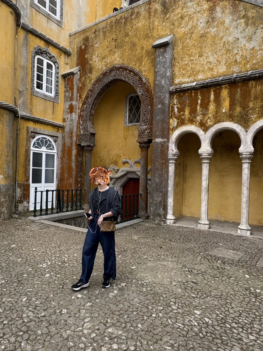 佩納宮(Palácio da Pena)黃色的中庭與摩爾風拱門,色彩比照片上看起來還要鮮豔。