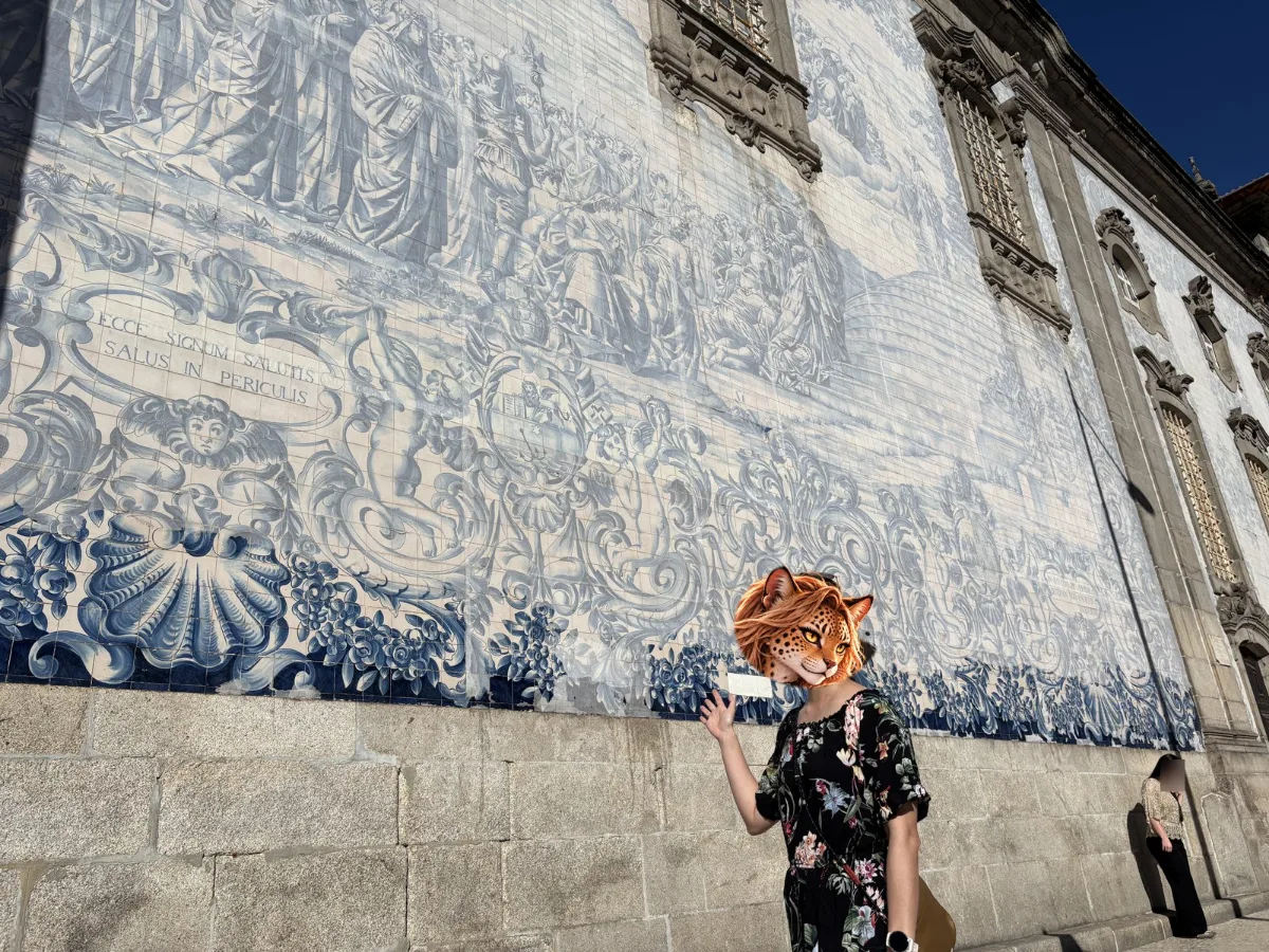 卡爾莫教堂(Igreja do Carmo)側面整片的藍白磁磚牆,人站在下面顯得好小。