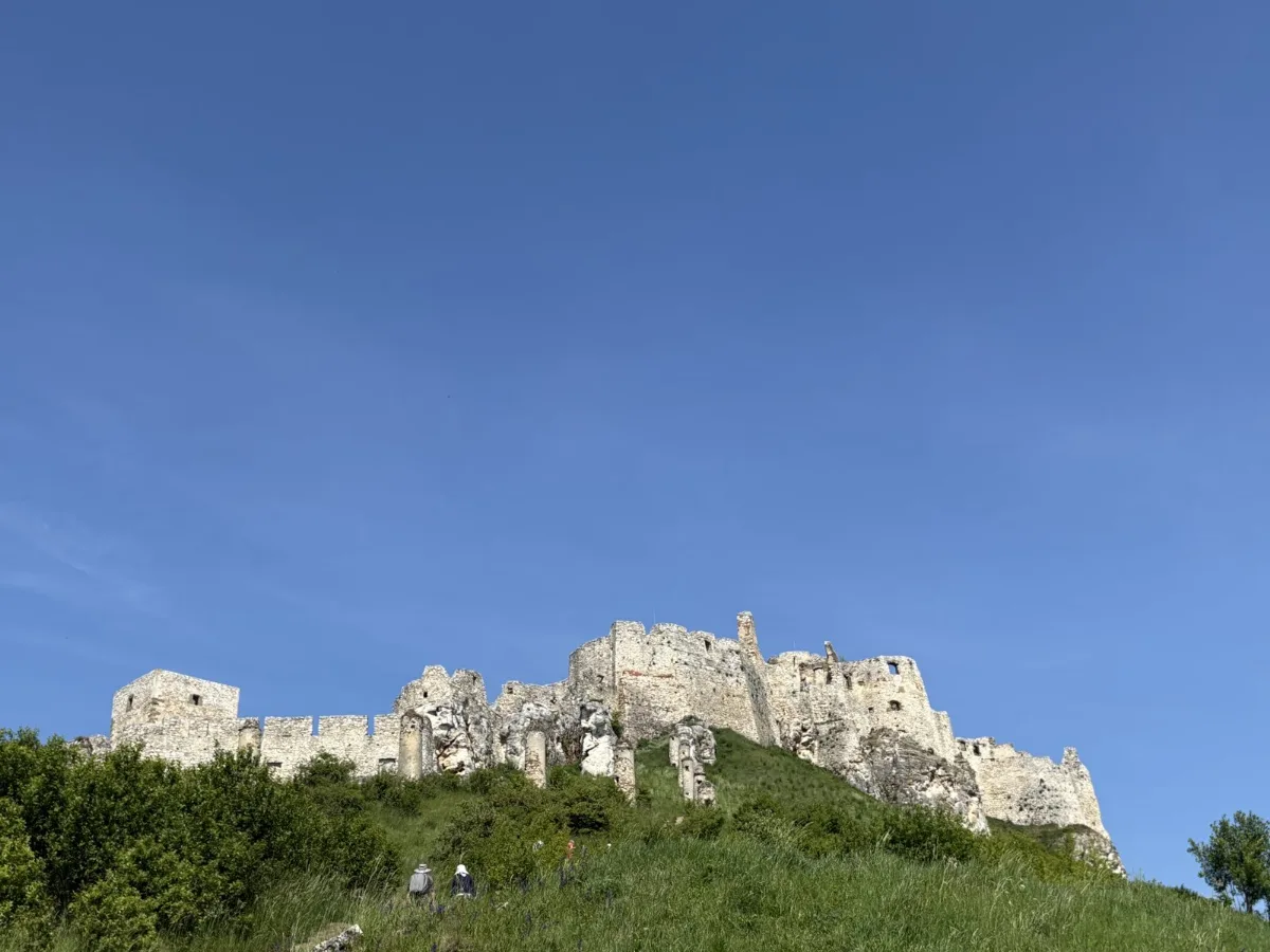 斯皮什城堡(Spišský hrad)盤踞在石灰岩山丘頂端。