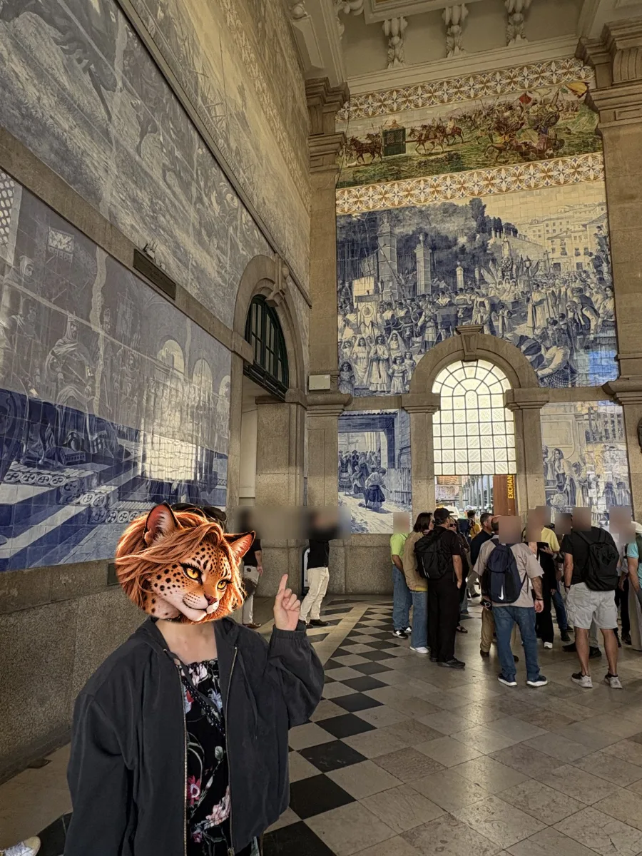 聖本篤車站(Estação de São Bento)大廳,四面牆貼滿藍白磁磚畫,上方還有彩色的飾帶。