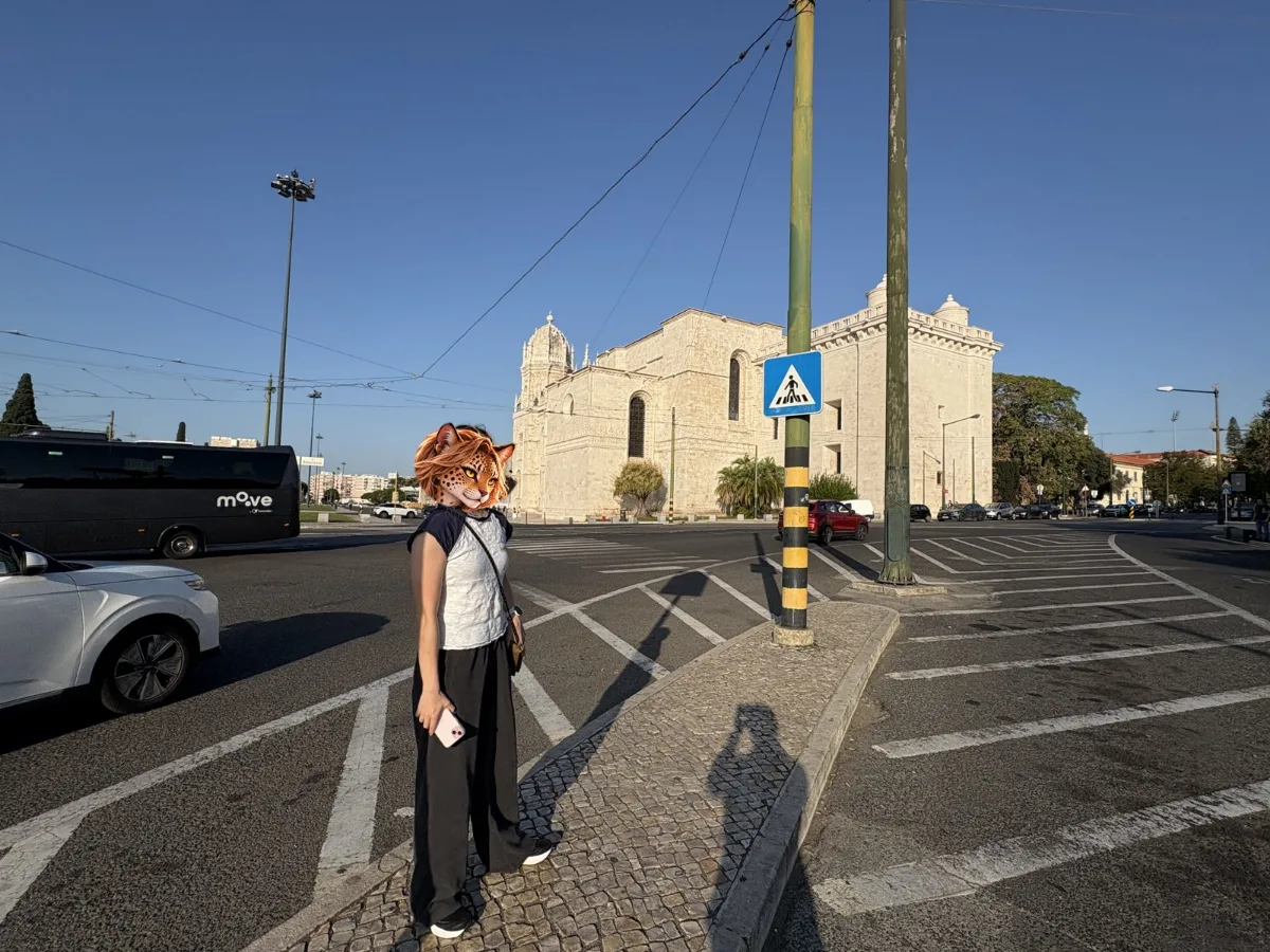 熱羅尼莫斯修道院(Mosteiro dos Jerónimos)西側的白色石造建築,早晨的街道還很安靜。