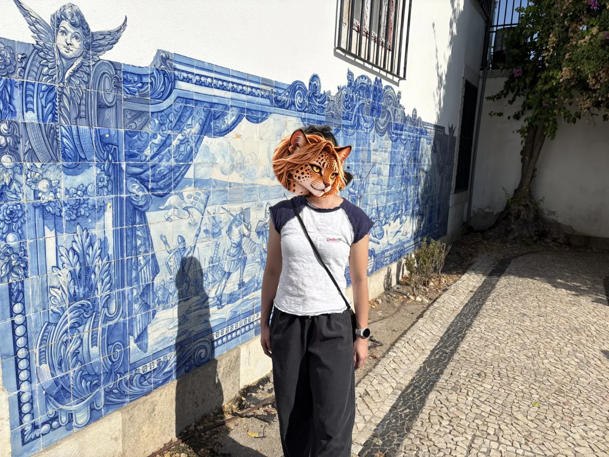 聖露西亞觀景台(Miradouro de Santa Luzia)一帶的大幅藍白磁磚(Azulejo)牆,小編站在牆前當比例尺。