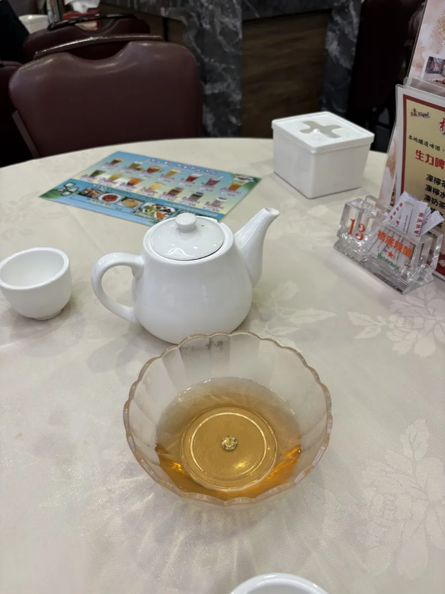 新年第一天的午餐,在銅鑼灣、灣仔一帶的中式餐廳,先來一壺熱茶。