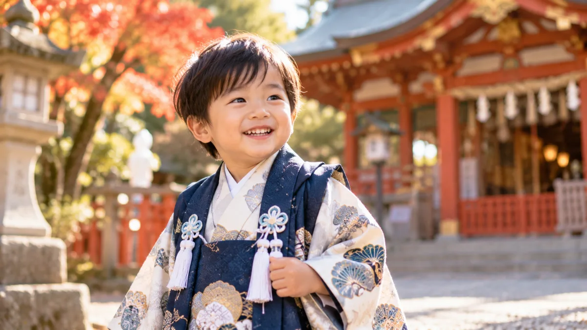 神社を背景にした和装の3歳の男の子のポートレート