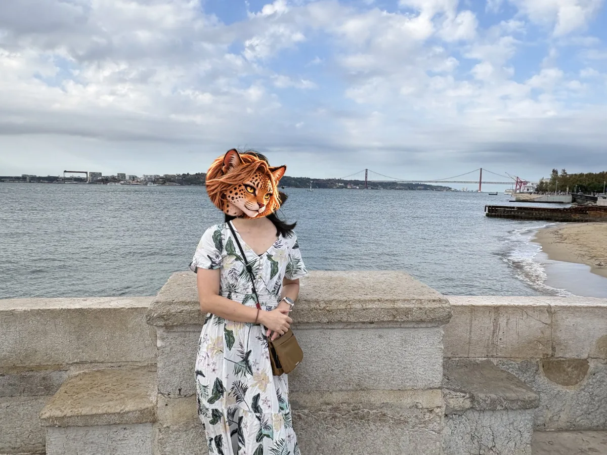 商業廣場(Praça do Comércio)南側的河岸,遠方可以看到 4 月 25 日大橋(Ponte 25 de Abril)。