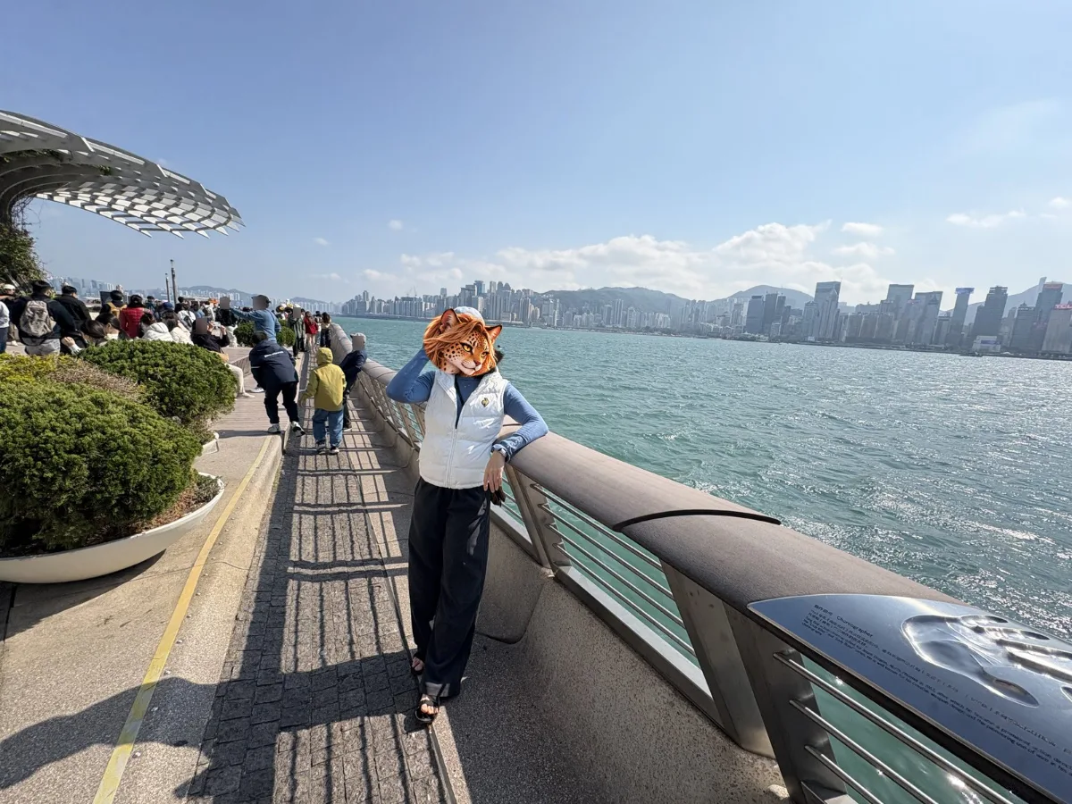 尖沙咀海濱長廊,左邊是波浪造型的遮蔭棚,右邊就是維多利亞港。