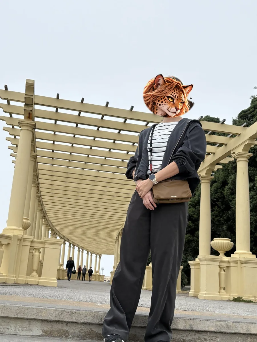 福斯海濱的米黃色涼廊(Pérgola da Foz),長長的廊柱沿著海岸延伸。