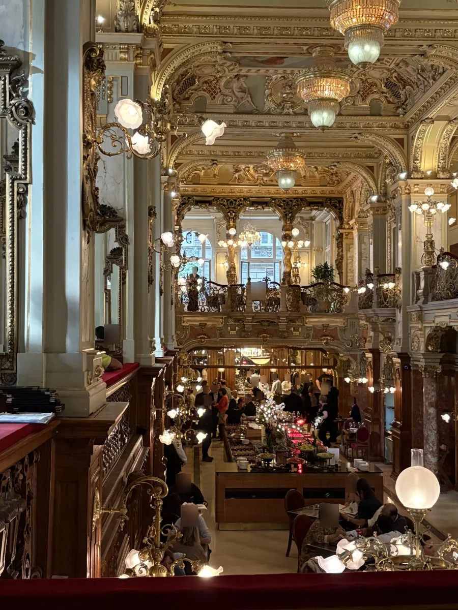 紐約咖啡館（New York Café）金碧輝煌的大廳，水晶燈、扭紋柱和天花板壁畫。