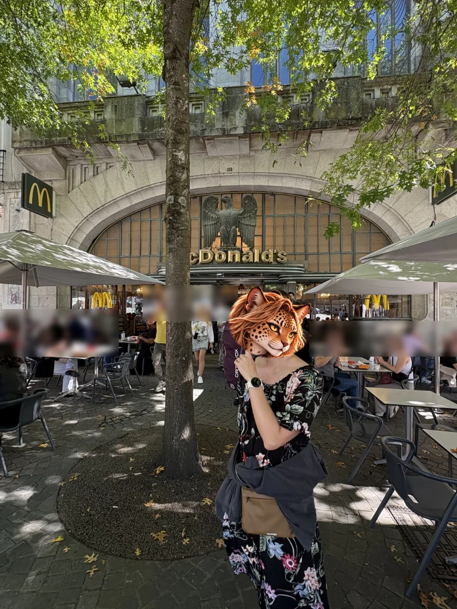 自由廣場(Praça da Liberdade)旁的帝國麥當勞(McDonald's Imperial),門口上方是一隻巨大的老鷹雕塑。