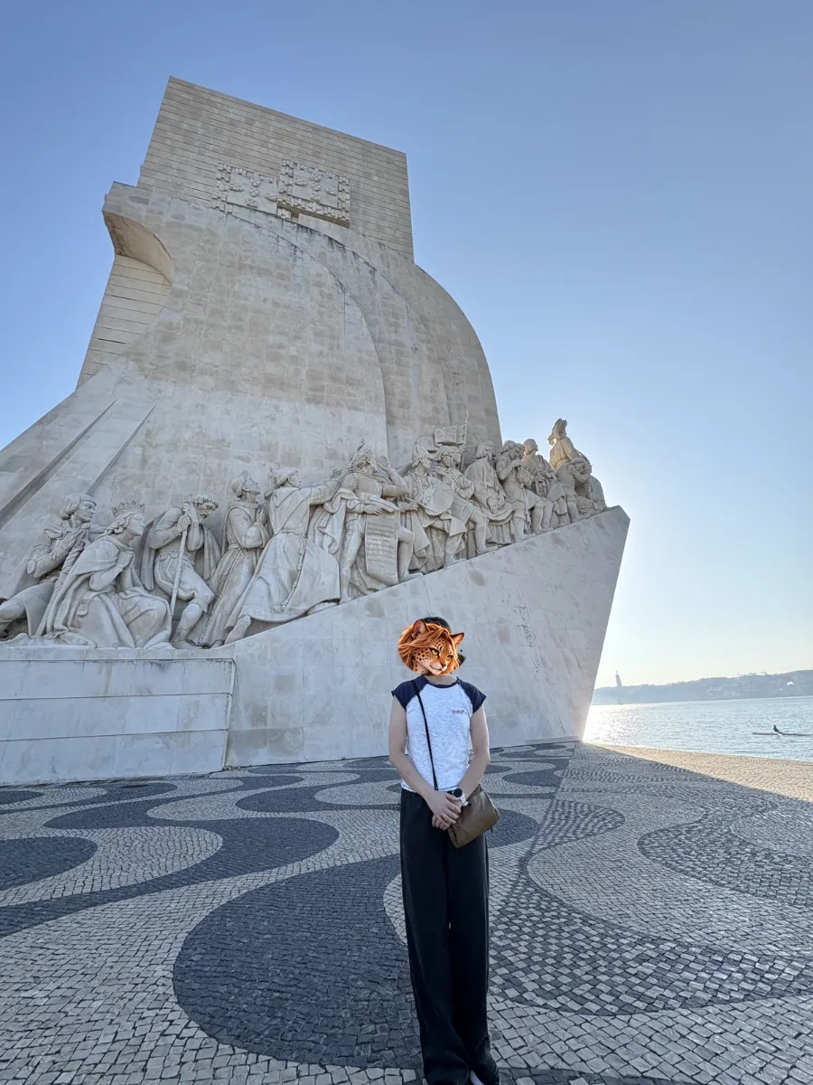 發現者紀念碑(Padrão dos Descobrimentos),船首造型的碑身上刻著航海時代的人物群像,地上是葡萄牙經典的黑白碎石步道。