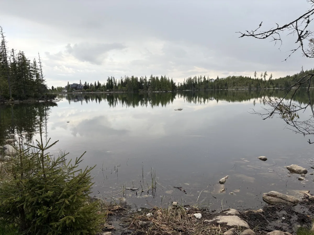 什特爾巴湖(Štrbské pleso)平靜的湖面,倒映著對岸的森林與天空。