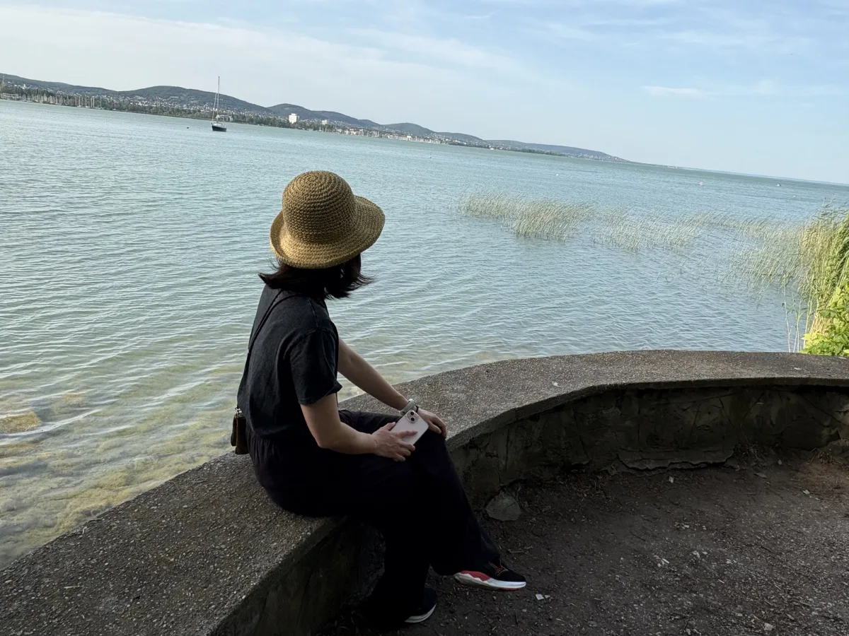 傍晚的湖畔,小編坐在石堤上看著巴拉頓湖發呆。