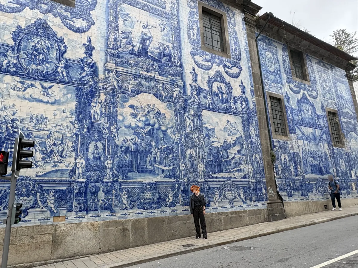 聖卡塔琳娜街(Rua de Santa Catarina)上的靈魂禮拜堂(Capela das Almas),整棟外牆都是藍白磁磚。