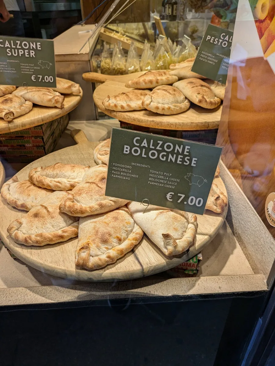 街邊店裡的 Calzone 與佛卡夏,價格直接寫在牌子上。