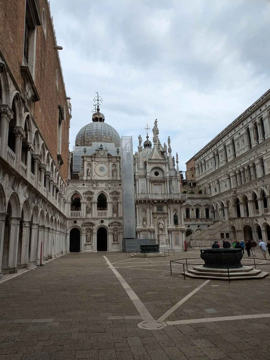 總督府(Palazzo Ducale)中庭,可以看到後方聖馬可大教堂的圓頂。