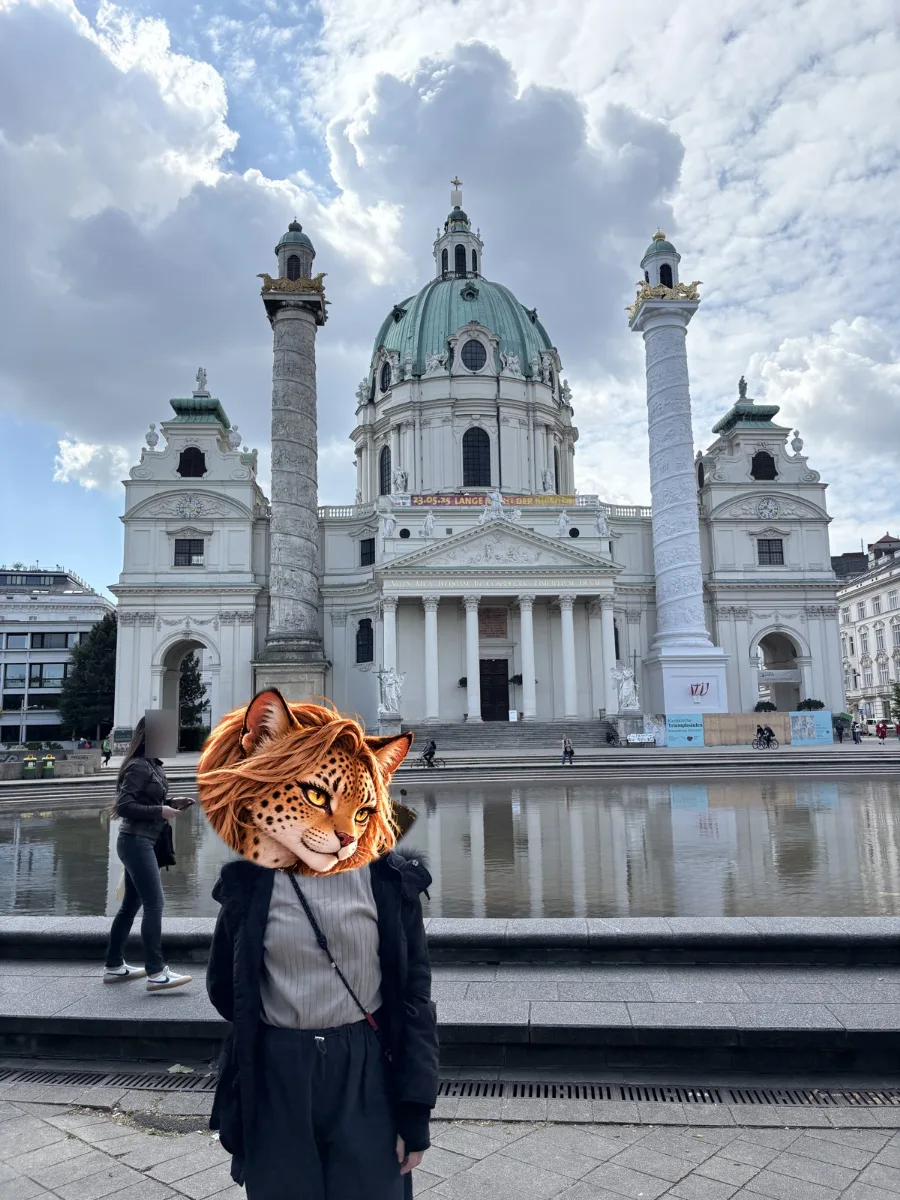 卡爾教堂（Karlskirche）的綠色圓頂和兩根雕刻螺旋浮雕的巨柱，前方水池倒映著教堂。