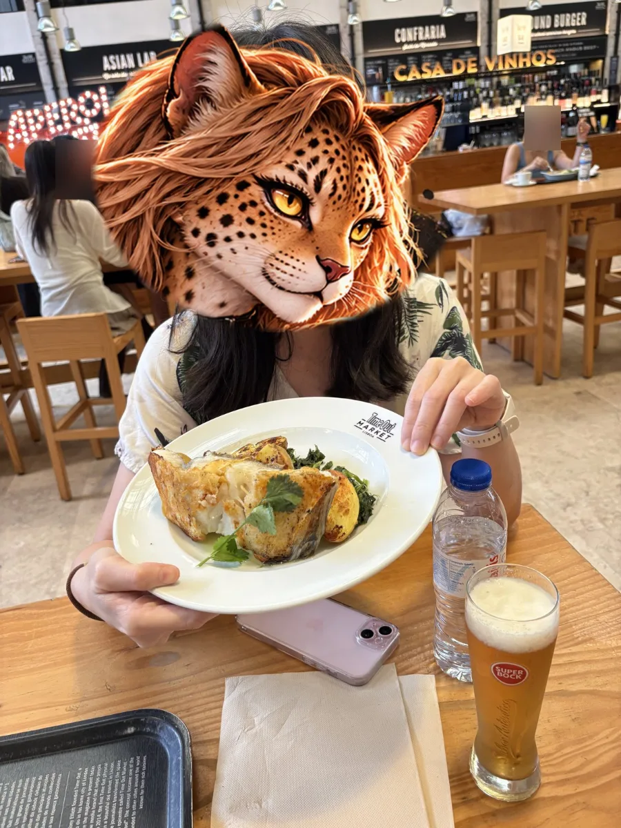 Time Out 市場(Time Out Market Lisboa)裡的一盤餐點配上生啤酒,四周是一攤攤的美食櫃位。