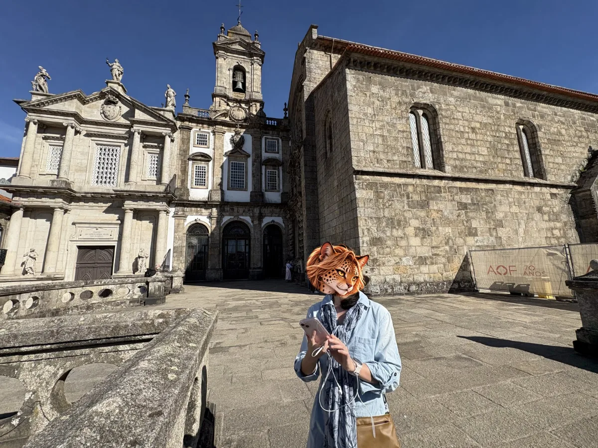 聖方濟各教堂(Igreja de São Francisco)一帶的廣場,右側灰色的石造建築就是哥德式的教堂主體。