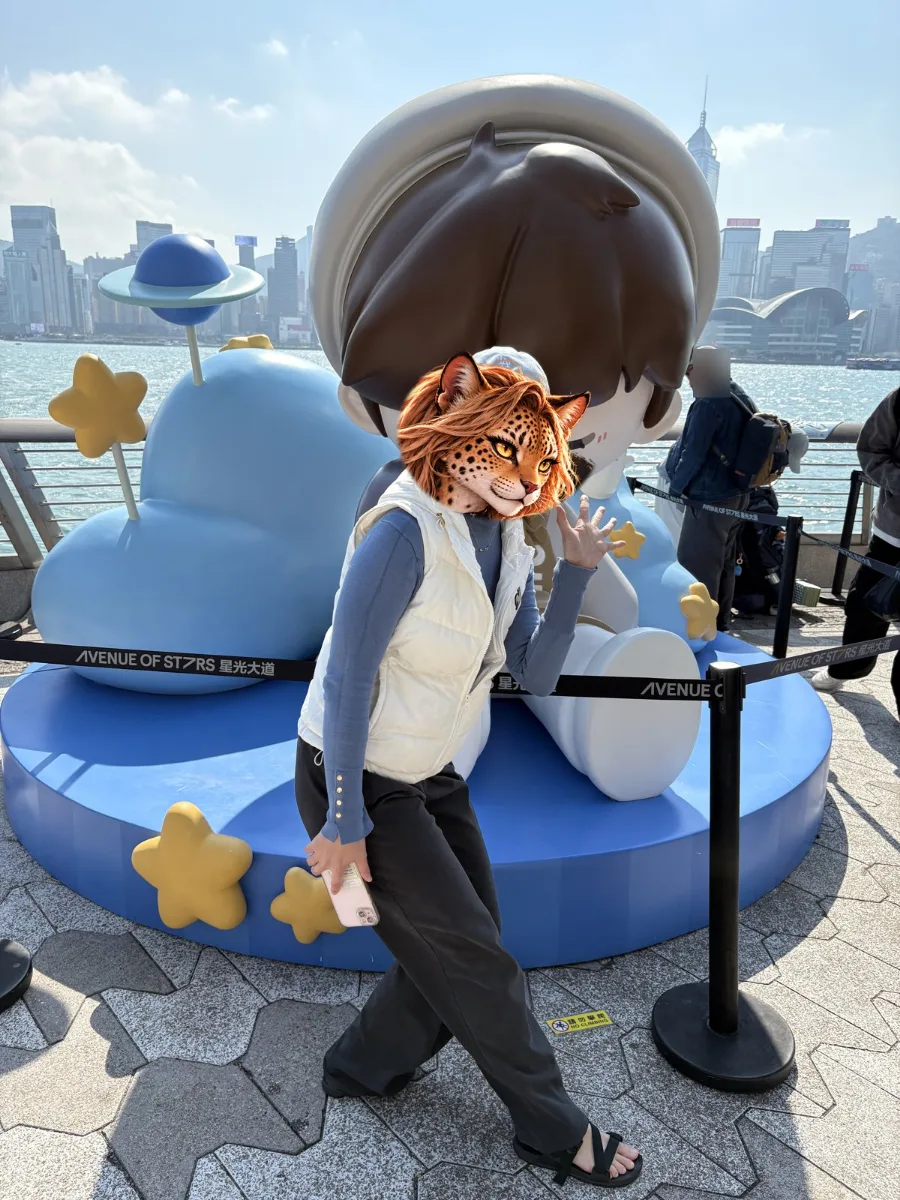 圍欄上印著「AVENUE OF STARS 星光大道」,大大的卡通雕像吸引很多人排隊拍照。